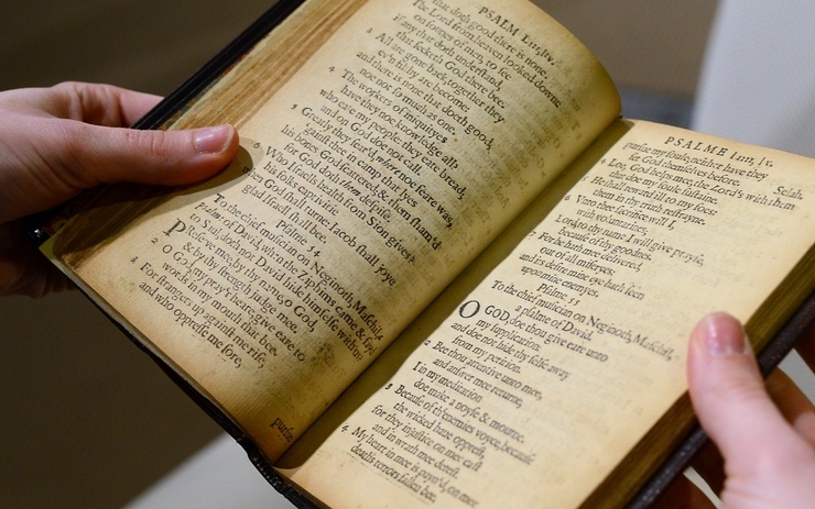 

Массачусетская книга псалмов («The Bay Psalm Book») — первая изданная в США книга, напечатанная в 1640 году в Кембридже — была продана на аукционе Sotheby's в Нью-Йорке за рекордные $14,165 млн



