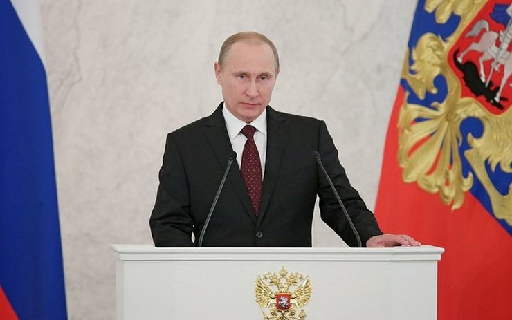 Свою речь Владимир Путин начал с сегодняшнего юбилея российской Конституции


