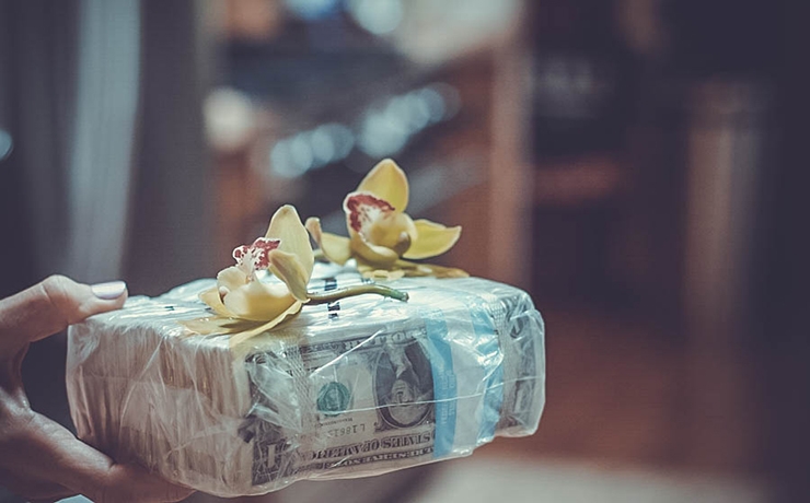 <p>Подарки дороже 3 тысяч рублей изымаются, но чиновникам дают возможность выкупать их.</p>