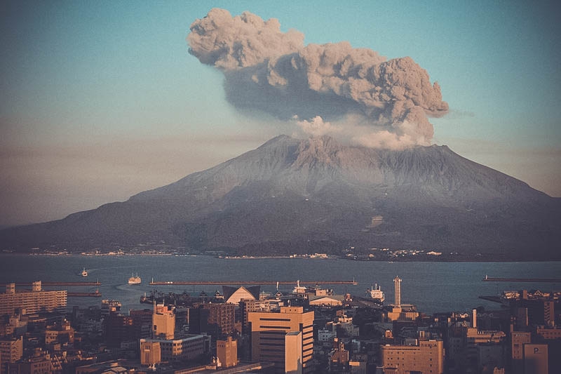<p>В Индонезии начал извергаться вулкан Синабунг из-за чего в радиусе пяти километров было эвакуировано более двадцати пяти тысяч человек. Эвакуация продолжается в семикилометровой зоне.</p>