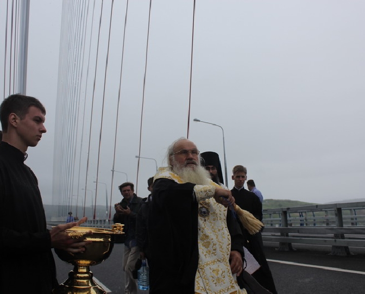 Священнослужители провели молебен и прошли по мосту, окропляя его святой водой.