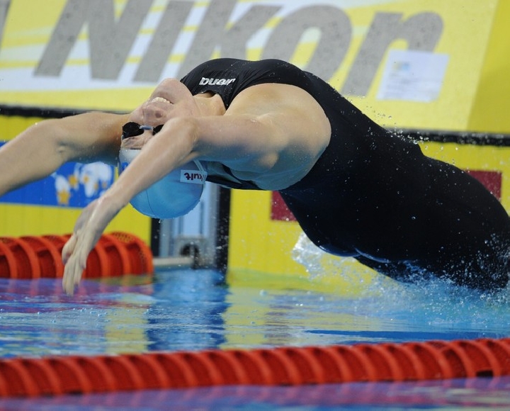 В плавании на 200 метров на спине у женщин - новый мировой рекорд...