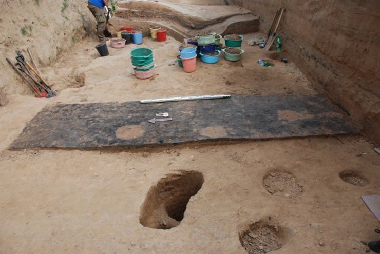 <p>В процессе проведения археологических раскопок в местах строительства олимпийских объектов и на сочинском курорте «Роза Хутор» было обнаружено около 900 древних артефактов</p>