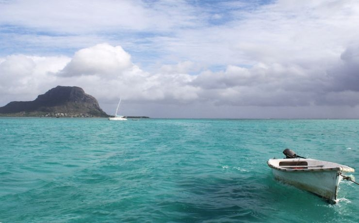 <p>В Тихом океане жители одного из атоллов в составе Маршалловых островов обнаружили мужчину, который около полутора лет дрейфовал на лодке, сообщает РИА Новости.</p>