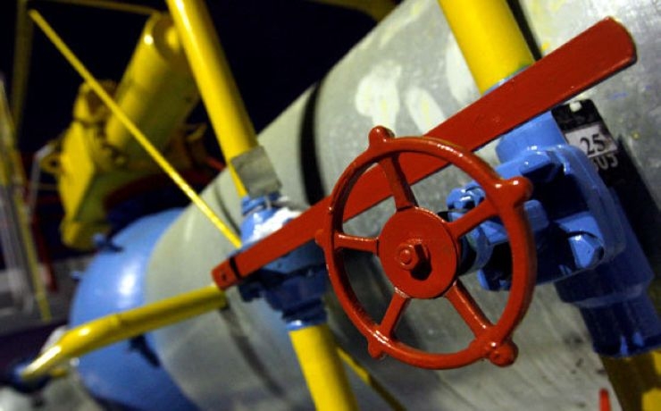 <p>Неоплаченный долг по газу у Украины перед Россией составляет более трех миллиардов долларов. «Ведомости», ссылаясь на свой источник в «Газпроме», говорят о намерении последнего перевести «Нафтогаз Украины» на предоплату в случае, если задолженность в скором времени не будет погашена</p>