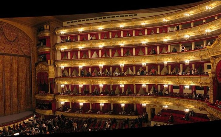 <p>В следующем сезоне в Большом театре могут ввести в продажу билеты стоимостью в 100 рублей</p>