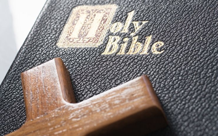 <p>В американском штате Огайо 49-летний местный житель выжил после вооруженного нападения благодаря Библии</p>