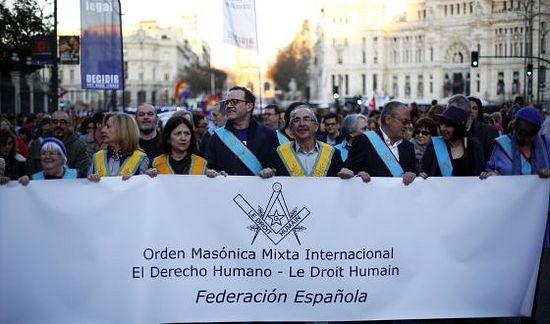 <p>Минувший уик-энд в Мадриде был неспокойным. Испанские масоны, не скрывая своей традиционной символики, впервые в истории вышли на демонстрацию. На столичных улицах в выходные дни раздавались требования масонов дать женщинам «право» на аборт.</p>