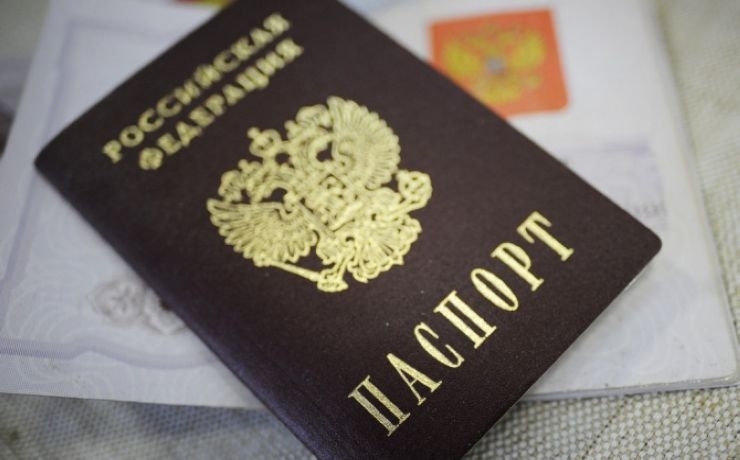 <p>С начала выдачи российских паспортов их получили более шести с половиной тысяч жителей полуострова</p>