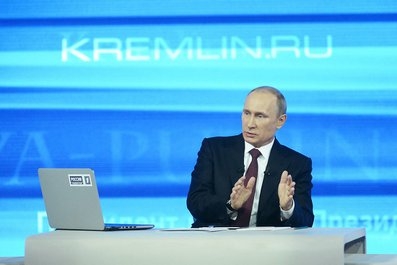 <p>Сегодня, в ходе прямой линии с президентом, Владимиру Путину был задан вопрос о возможности размещения герба России на рублевых купюрах.</p>