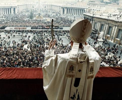 <p>Сегодня Папа Римский Франциск причислил к лику святых своих предшественников - Иоанна Павла II и Иоанна XXIII.</p>