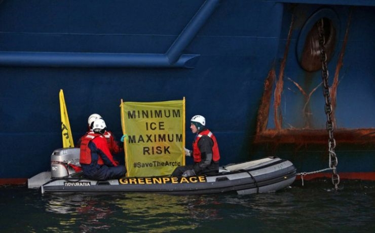 <p>Гринписовцы убеждены, что корабли могут стать причиной экологической катастрофы, если разольется нефть</p>