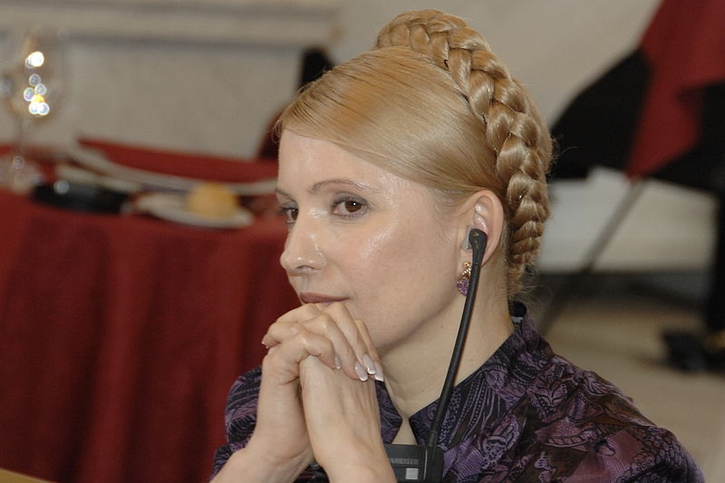<p>Кандидат в президенты Украины Юлия Тимошенко назвала вооруженных радикалов «Правого сектора» и футбольных фанатов, которые вчера спровоцировали массовые беспорядки в Одессе, участниками мирной демонстрации, защитившими административные здания города от российских диверсантов.</p>
