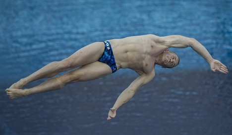 <p>24-летний россиянин Евгений Кузнецов выиграл золотую медаль в соревнованиях по прыжкам в воду с трехметрового трамплина на четвертом этапе Мировой серии, который проходит в Москве.</p>