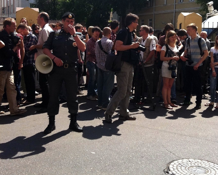 Задержанных около московского Хамовнического суда отпустили из отделений полиции. Называется различное число задержанных.