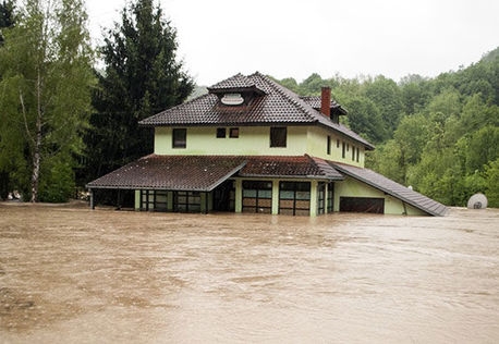 <p>Порядка четырехсот человек было эвакуировано специалистами МЧС России из пострадавших от наводнения районов Сербии</p>