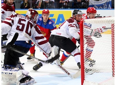 <p>Сборная России по хоккею досрочно обеспечила себе участие в четвертьфинале чемпионата мира, проходящем в Минске.</p>