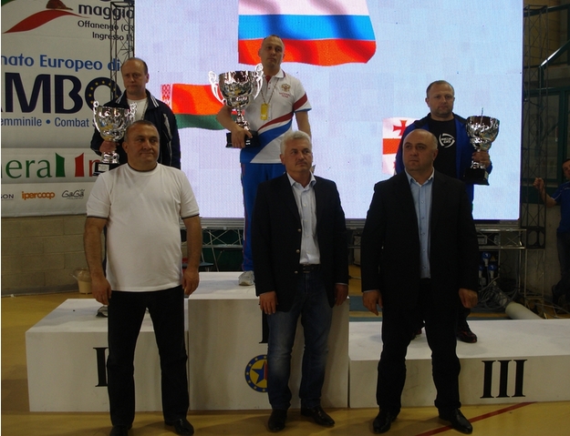 <p>Чемпионат Европы по спортивному и боевому самбо в Бухаресте успешно завершился для российской сборной, победившей в общекомандном зачете.</p>
