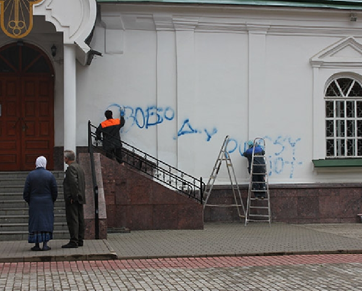 В Псковской области еще на одном храме появилось граффити в поддержку группы 