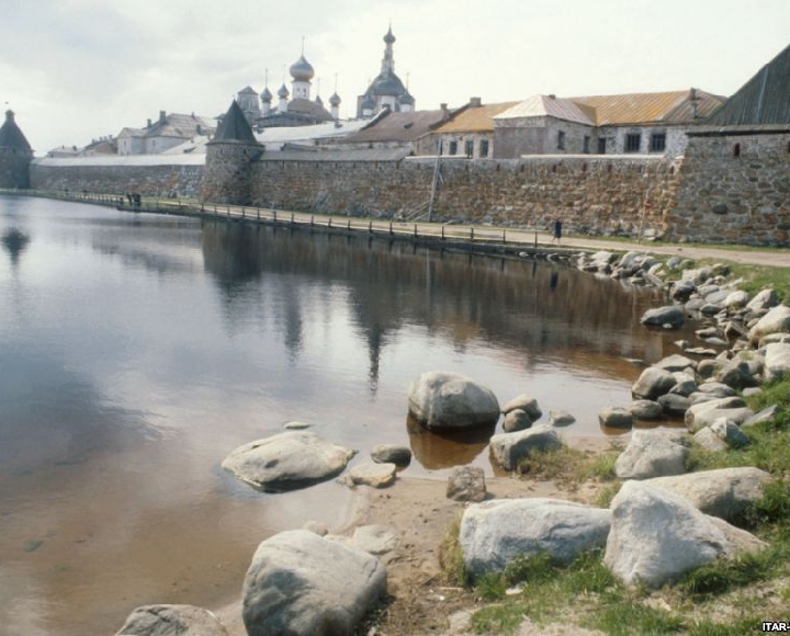 Патриарх Кирилл освятил храм на Соловках на месте, где отбывал срок его дед-священник