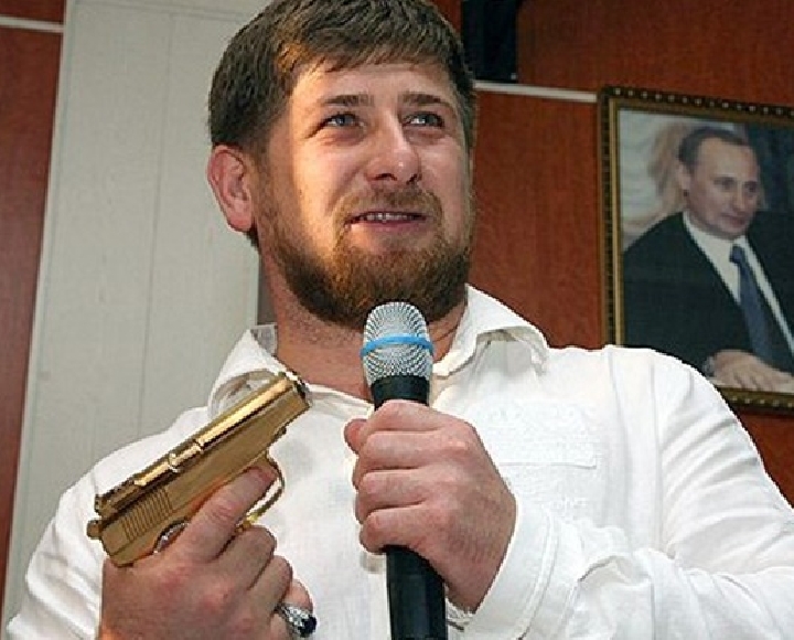 <p>Глава Чечни Рамзан Кадыров потребовал немедленного освобождения задержанных в середине мая журналистов LifeNews Олега Сидякина и Марата Сайченко.</p>