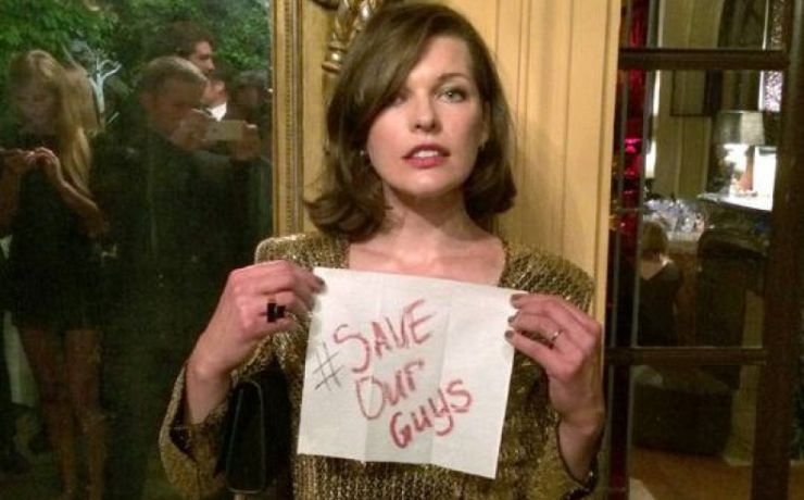 <p>На публике она появилась с плакатом, гласящим «Save Our Guys» («Спасите наших ребят»)</p>