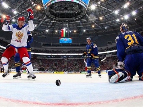 <p>Сборная России по хоккею одержала победу над командой Швеции в полуфинальном матче со счетом 3:1.</p>