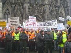 <p>На улицах немецкого Франкфурта-на-Майне тысячи европейцев провели акцию с требованием запретить так называемую «сексуальную педагогику» и защитить детей от ранней сексуализации, которую навязывает так называемая «гей каста», правящая в Евросоюзе.</p>