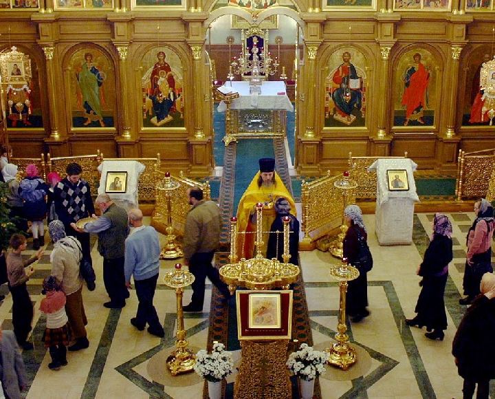 Лишь 3% россиян посещают церковные службы хотя бы раз в неделю и чаще...