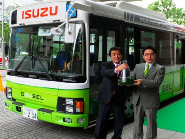 <p>В японском городе Фудзисава начал свою работу первый в мире автобус, работающий на биотопливе с применением зеленых эвгленовых водорослей.</p>