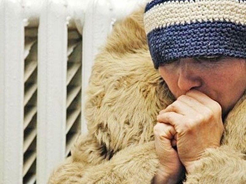 <p>Правительство Украины предложило министрам подумать о целесообразности понижения на два градуса температурного режима в квартирах зимой.</p>