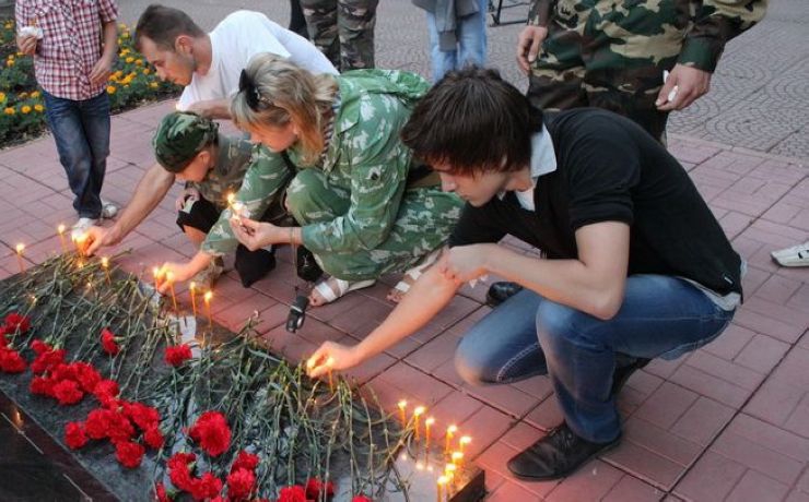 <p>Участники акции зажгут свечи и помянут минутой молчания всех погибших во время карательной операции на востоке страны людей</p>