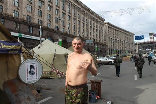 <p>Мэр Киева Виталий Кличко заявил, что дальнейшее пребывание людей в палаточном лагере в центре украинской столице несет угрозу безопасности жителей города и этому нужно положить конец.</p>