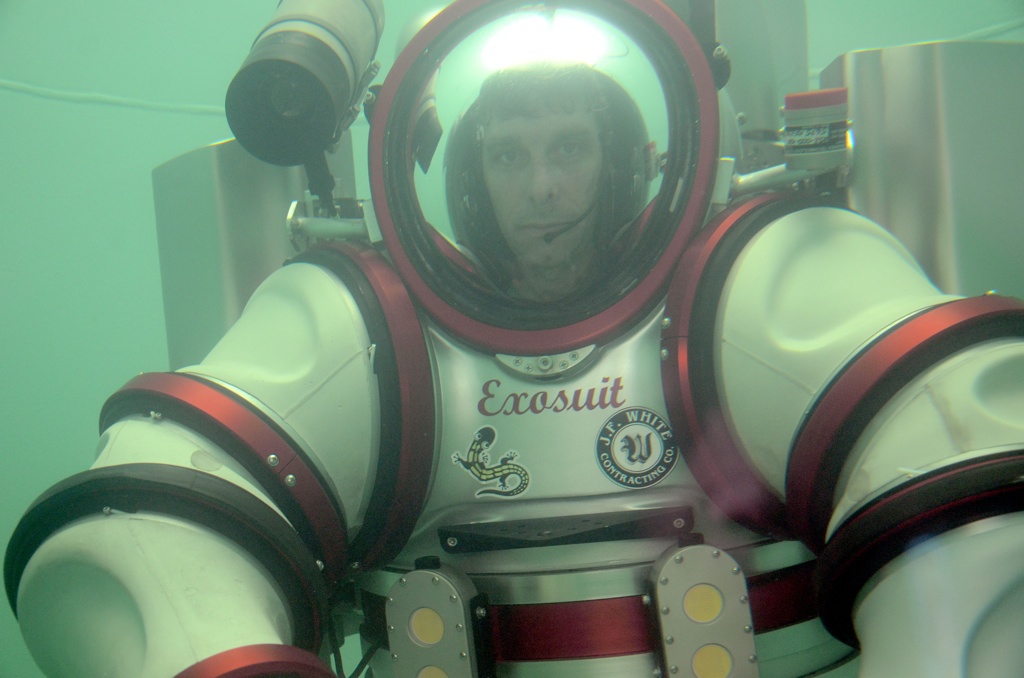<p>У побережья американского штата Массачусетс проводятся испытания «костюма супергероя» - нового подводного костюма Exosuit, который позволяет проникнуть на глубину 305 метров.</p>