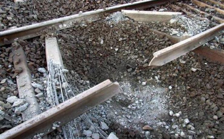 <p>Каратели взорвали мост на Донецкой железной дороге в районе Авдеевки</p>