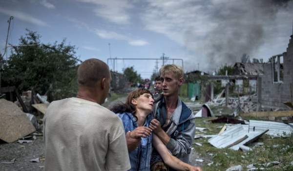 <p>Сегодня украинские силовики разбомбили Дом престарелых, который находится на юго-востоке Луганска. По информации ополчения Новороссии, в результате обстрела погибли пять человек, количество раненых пожилых людей остается неизвестным.</p>