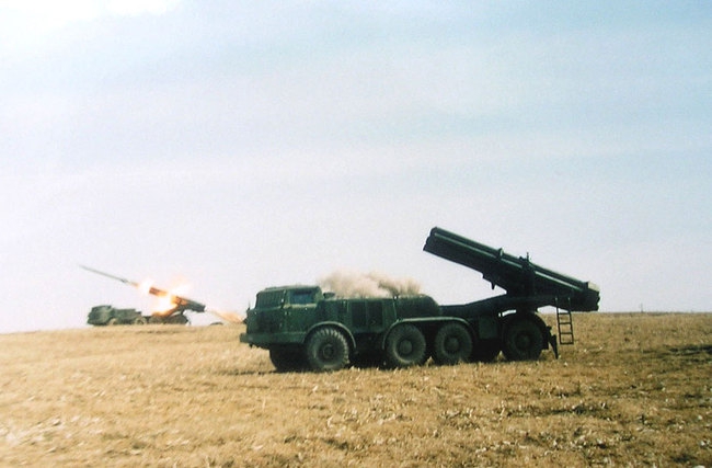 <p>Украинские силовики, участвующие в карательной операции, с разных направлений стягивают к Донецку ракетные системы залпового огня «Ураган».</p>