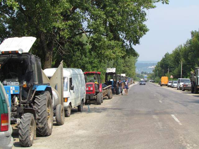 <p>Сотни фермеров Молдавии на 150 грузовиках и тракторах заблокировали несколько трасс на севере страны, требуя от властей предпринять экстренные меры в кризисной ситуации, возникшей после того, как Россия запретила ввоз молдавских фруктов.</p>