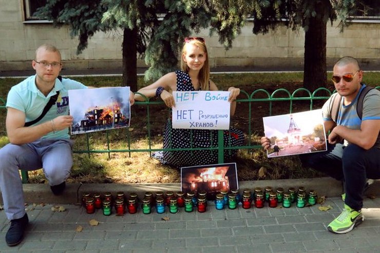 <p>Представители ХПЦ поставили 36 памятных свечей по числу разрушенных храмов в Украине</p>