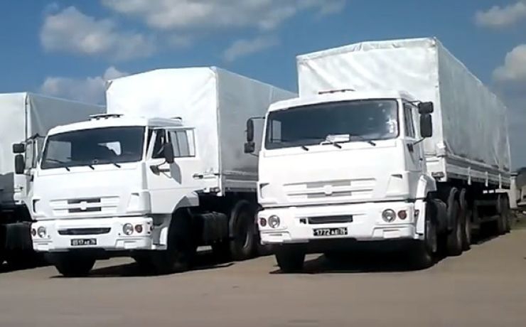 <p>К пункту таможенного досмотра в российском Донецке прибыли первые 16 грузовиков из автоколонны</p>