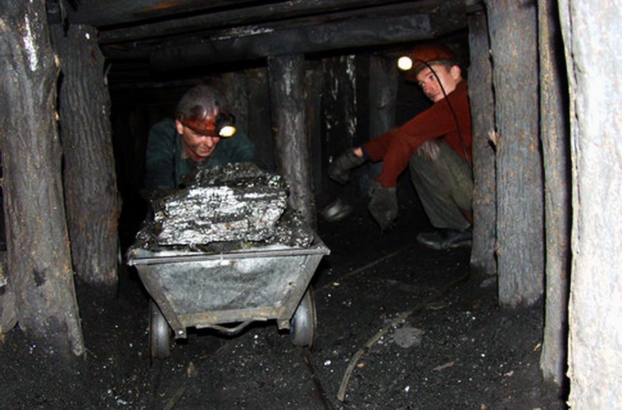 <p>Первый замминистра энергетики и угольной промышленности Украины Юрий Зюков заявил, что из-за боевых действий на Донбассе добыча угля на Украине сократилась почти в три раза.</p>