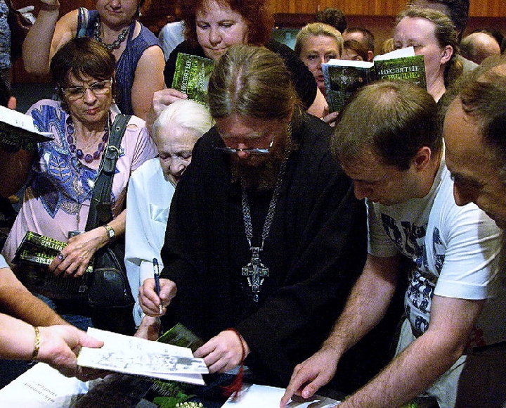 На Московской книжной выставке оглашены лауреатом премии «Книга года» стал сборник архимандрита Тихона (Шевкунова).