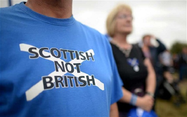 <p>Шотландский премьер Алекс Салмонд считает, что люди, проголосовавшие на референдуме о статусе Шотландии против независимости региона, были обмануты Лондоном, пообещавшим предоставить дополнительные полномочия шотландскому парламенту.  </p>