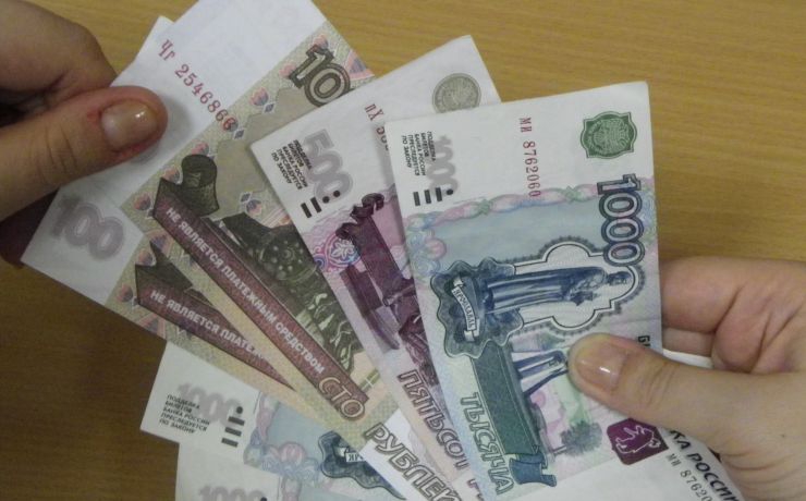 <p>В настоящее же время россиянам причитается «минималка» в 5554 рубля</p>