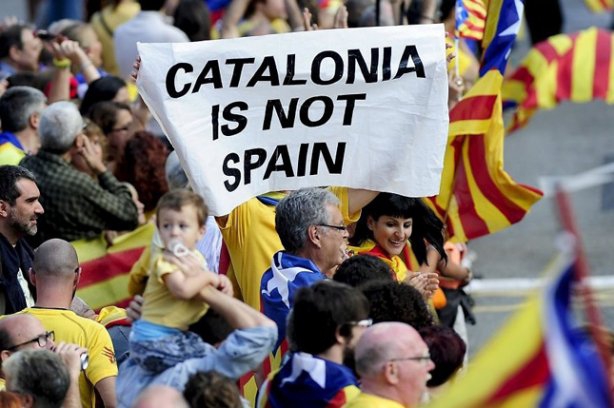<p>Сегодня председатель правительства автономной испанской области Каталония Артур Мас подписал указ о проведении 9 ноября референдума о независимости региона от Испании.</p>