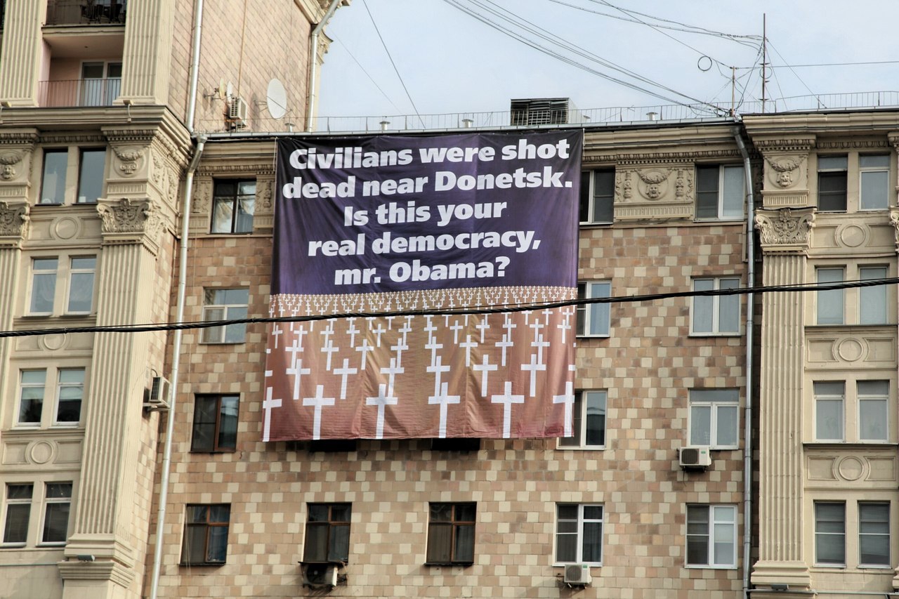 <p>«Расстрелянные мирные жители под Донецком. Это и есть твоя настоящая демократия, Обама?»</p>