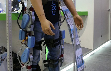 <p>В Нижегородском нейронаучном центре создан экзоскелет, который позволит встать на ноги и ходить больным с нарушениями опорно-двигательного аппарата. Испытания разработки начнутся в следующем году.</p>
