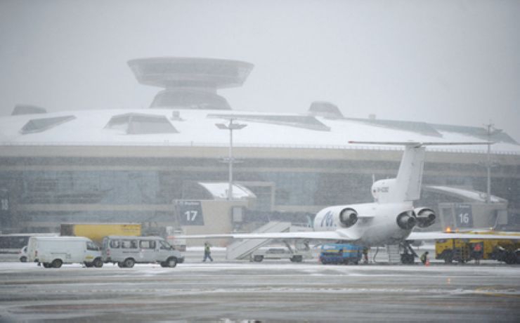 <p>Частный легкомоторный самолет Falcon во время разбега столкнулся со снегоуборочной машиной аэродромной службы</p>