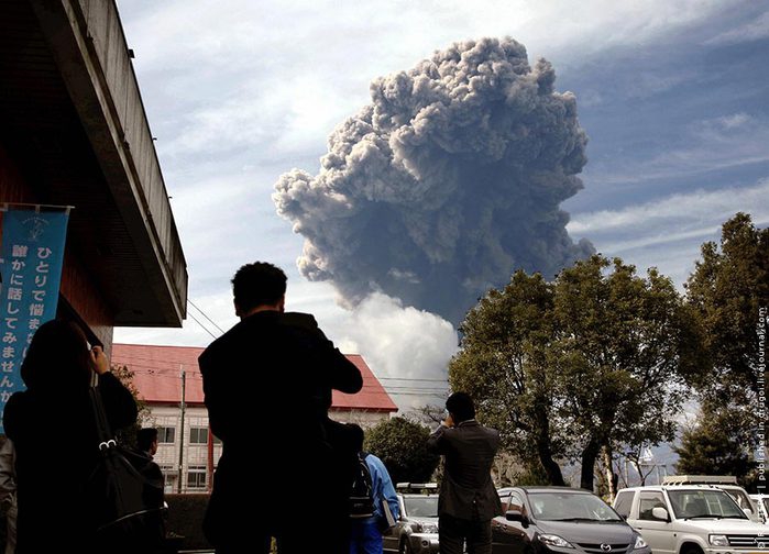 <p>Ученые Университета Кобе подготовили доклад «Механизм и риски гигантского извержения вулканической кальдеры», согласно которому в ближайшее столетие с вероятностью в один процент жизнь Японии будет парализована извержением вулкана.</p>