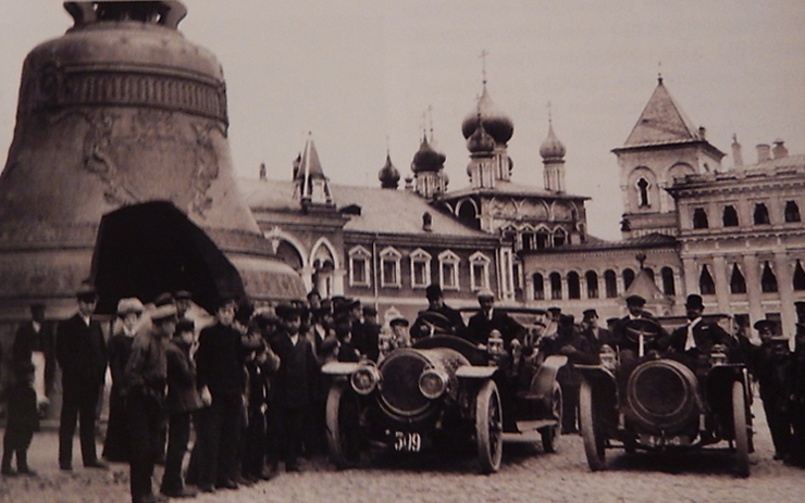 <p>К 1915 году Москва стала второй автомобильной столицей России после Санкт-Петербурга. И это не смотря на то, что первые самодвигатели появились в ней гораздо позже, чем в Одессе и Киеве.</p>
